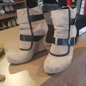 House of Harlow wedge boot